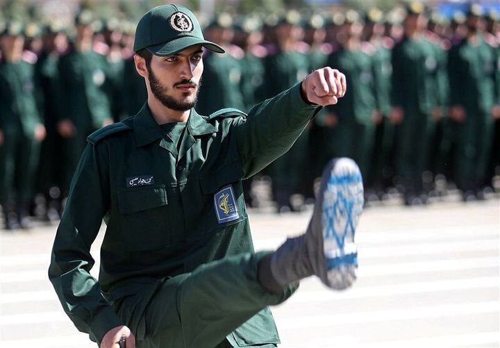 Ιρανός μέλος των Φρουρών της Επανάστασης. Στο παπούτσι του η σημαία του Ισραήλ.