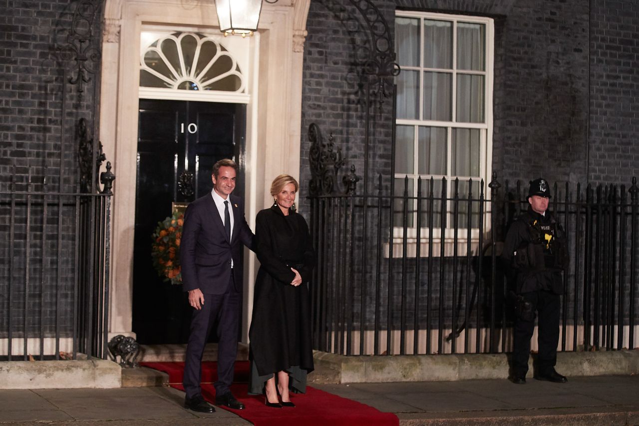 Το πρωθυπουργικό ζεύγος παρευρέθηκε και σε δείπνο που παρέθεσε ο Βρετανός πρωθυπουργός. 