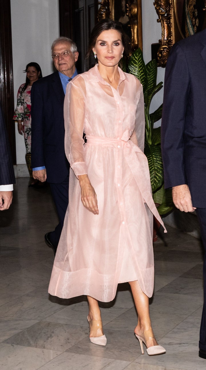 La reina Letizia en uno de los actos en su viaje a Cuba con vestido de organza de Maje.