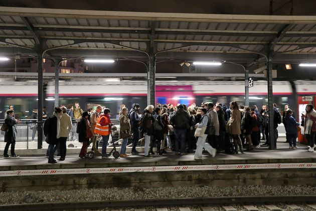 Des passagers sur un quai à la gare SNCF Transilien d'Asnières-sur-Seine, le 27 novembre