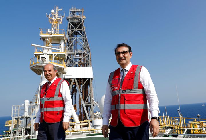 O υπουργός Ενέργειας της Τουρκίας Φατίχ Ντονμέζ (δεξιά) εδώ μαζί με τον «πρωθυπουργό» του ψευδοκράτους Ερσίν Τατάρ, στο κατάστρωμα του πλωτού γεωτρύπανου Γιαβούζ. Αύγουστος 2019, στην θαλάσσια περιοχή της Κύπρου.