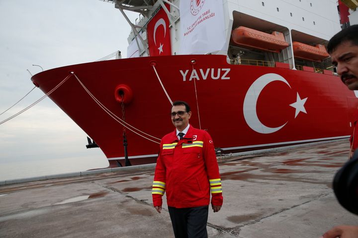 O υπουργός Ενέργειας της Τουρκίας, Φατίχ Ντονμέζ, σε κλασική πόζα προπαγάνδας...μπροστά στο πλωτό γεωτρύπανο Γιαβούζ. Ιούνιος 2016.