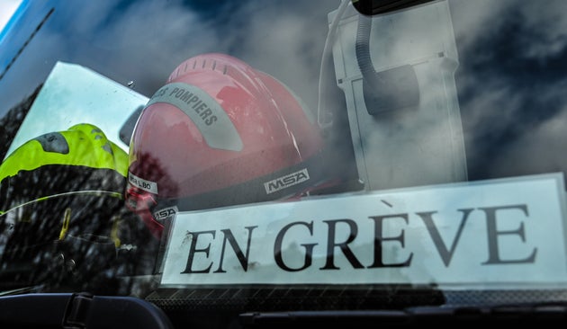 Un casque de pompier et une pancarte