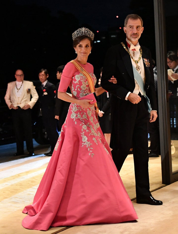 Con el rey Felipe VI en la entronización del emperador Naruhito con un diseño de Carolina Herrera. 
