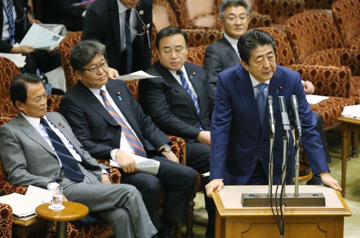 11月8日の参院予算委員会で答弁する安倍晋三首相（右）