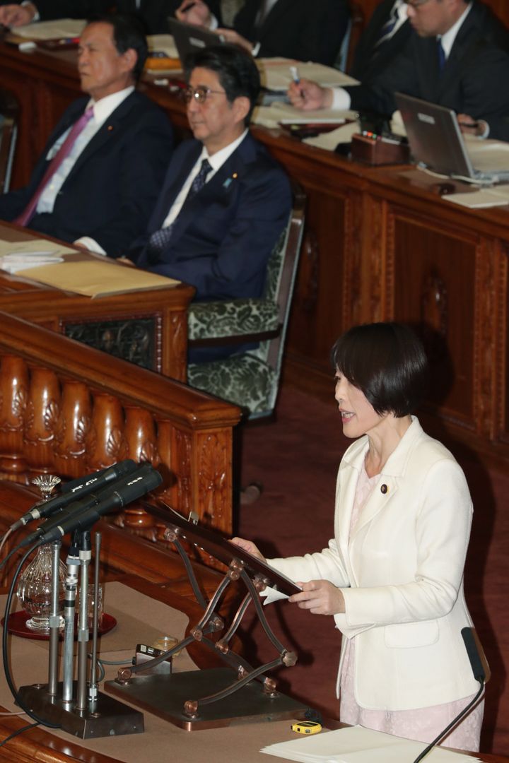 桜を見る会に注目が集まるきっかけとなる質疑をした共産党の田村智子参院議員（右）。12月2日の参院本会議でも質問に立った