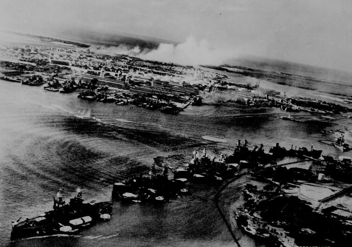 真珠湾攻撃で、奥のヒッカム飛行場から白煙が上がる。