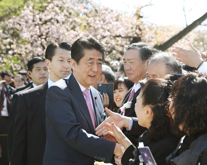 2019年4月に開かれた桜を見る会で、招待客と握手を交わす安倍晋三首相