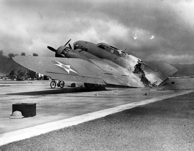 日本海軍機動部隊から発進した航空部隊の奇襲攻撃を浴び、撃破されたホノルルの米陸軍ヒッカム飛行場のB17重爆撃機