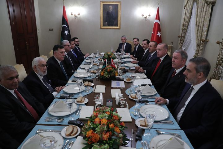 Η όρεξη του Τούρκου προέδρου για διεκδικήσεις στην Ανατολική Μεσόγειο έχει ανοίξει. Δείπνο με τον πρόεδρο του του Προεδρικού Συμβουλίου της Κυβέρνησης Εθνικής Ενότητας της Λιβύης Φαγιέζ αλ Σαράτζ και άλλους αξιωματούχους.