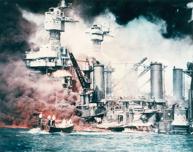 日本軍の攻撃を受け、真珠湾で爆発炎上する米戦艦ウェストバージニア
