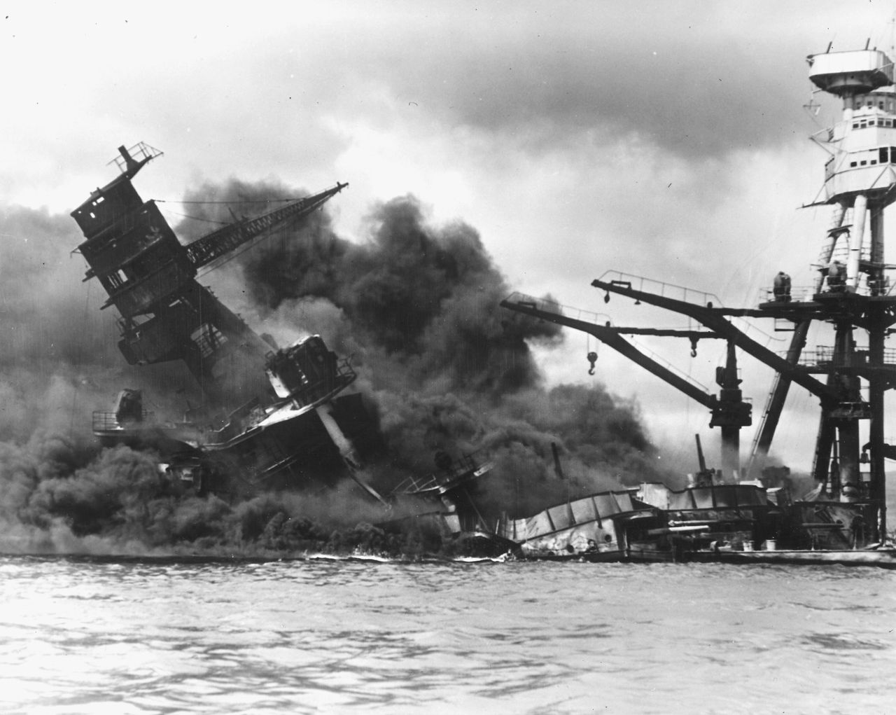 日本軍の空襲で沈む戦艦「アリゾナ」（12月7日）