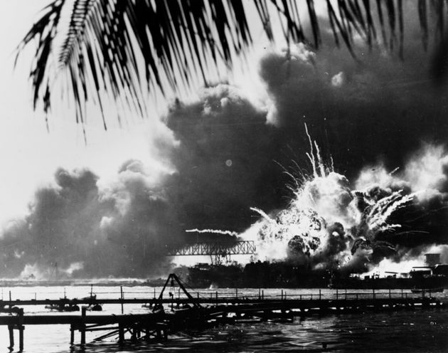アメリカ海軍駆逐艦「ショー」の爆発の瞬間。12月7日、日本軍による2回目の攻撃で、前方弾薬庫が爆発した。
