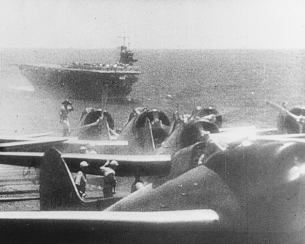 12月7日、空母から出発の準備をする日本海軍の九九式艦上爆撃機。奥に映るのは空母「蒼龍」。