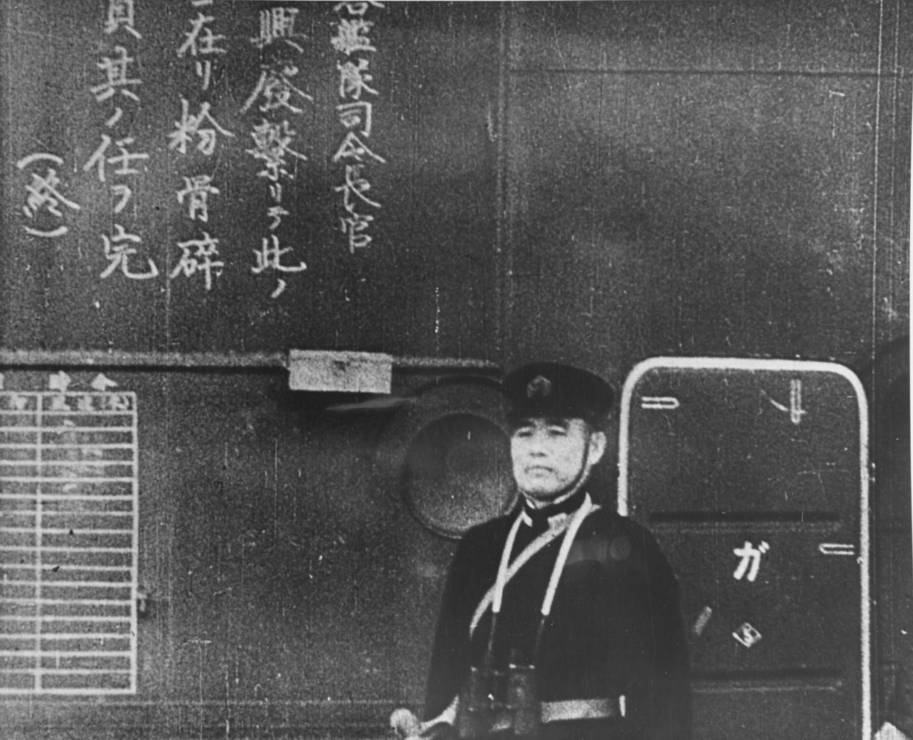 12月7日、真珠湾攻撃に向かう戦闘機を見送る空母「翔鶴」の乗組員。には、空母の外壁には、パイロットへの攻撃指令が漢字でつづられている。