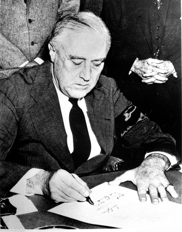 12月8日、日本への宣戦布告の署名をするフランクリン・ルーズベルト大統領。
