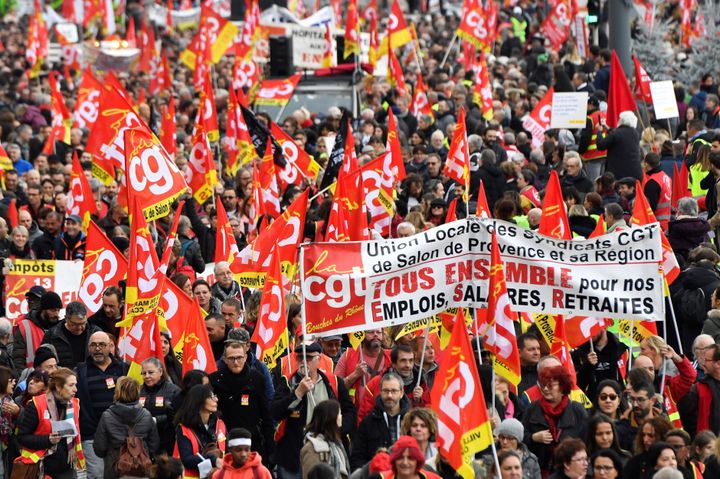 Εθνική, γενική απεργία στη Γαλλία στις 5 Δεκεμβρίου. Οι απεργοί κρατούν σημαίες του ισχυρού σωματείου CGT (Γενική Συνομοσπονδία Εργατών) 