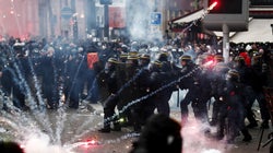 El caos toma París: enfrentamientos entre policías y manifestantes contrarios a la reforma de las