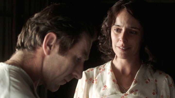 Antonio de la Torre y Belén Cuesta en 'La trinchera infinita'.