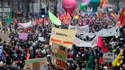 Una huelga masiva desafía la principal reforma de