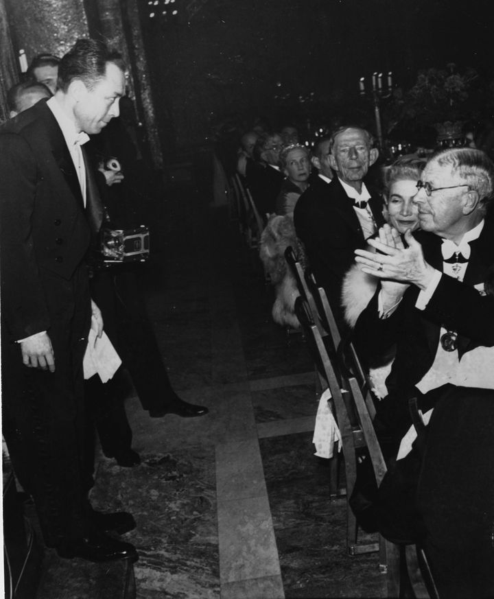 Στο δημαρχείο της Στοκχόλμης, μετά την απονομή του Νόμπελ. Ο βασιλιάς της Σουηδίας Γουσταύος Αδόλφος χειροκροτεί τον συγγραφέα Αλμπέρ Καμί μετά την ευχαριστήρια ομιλία του. 10 Δεκεμβρίου 1957.