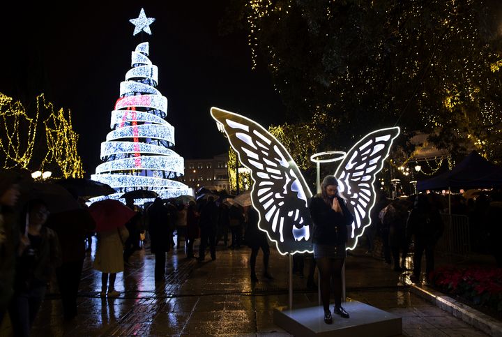Το χριστουγεννιάτικο έλατο του 2018 στο Σύνταγμα. Ούτε εκείνο άρεσε σε ορισμένους από εμάς, γιατί τους φάνηκε "μεταμοντέρνο". (AP Photo/Petros Giannakouris)