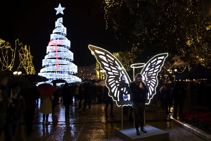 Το χριστουγεννιάτικο έλατο του 2018 στο Σύνταγμα. Ούτε εκείνο άρεσε σε ορισμένους από εμάς, γιατί τους φάνηκε "μεταμοντέρνο". (AP Photo/Petros Giannakouris)