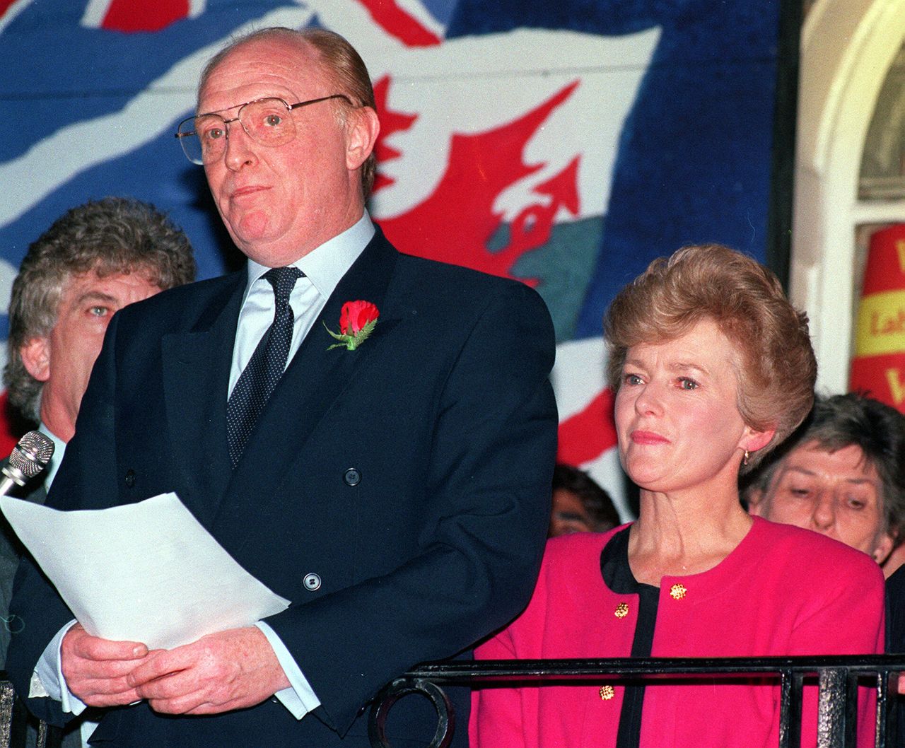 Neil Kinnock resigns in 1992