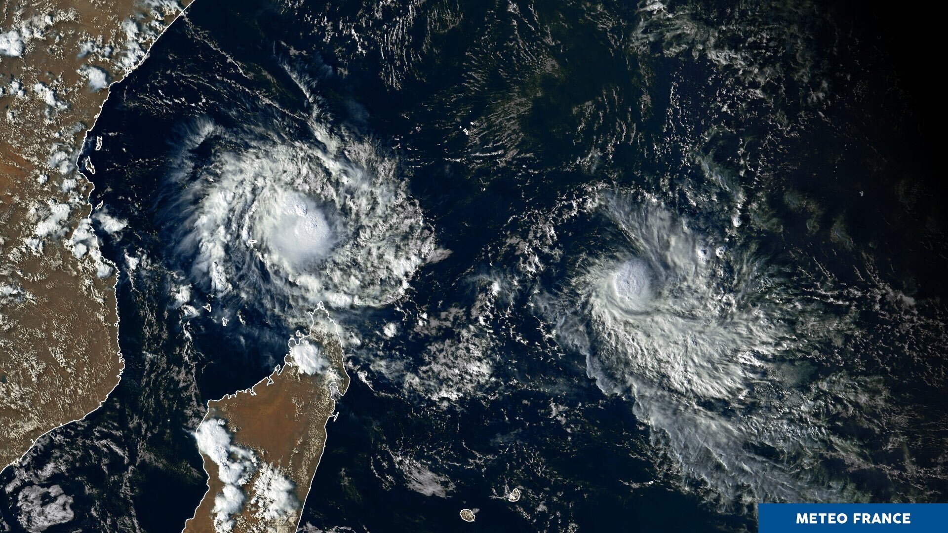 A Mayotte, Le Cyclone Belna Déclenche Une Alerte Rouge | Le HuffPost