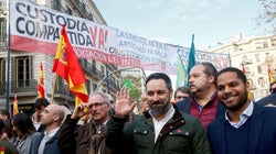 Abascal niega la existencia de la pancarta que hay justo detrás de él en esta