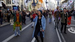 Un grupo de manifestantes corta la Gran Vía de Madrid para exigir medidas por la emergencia