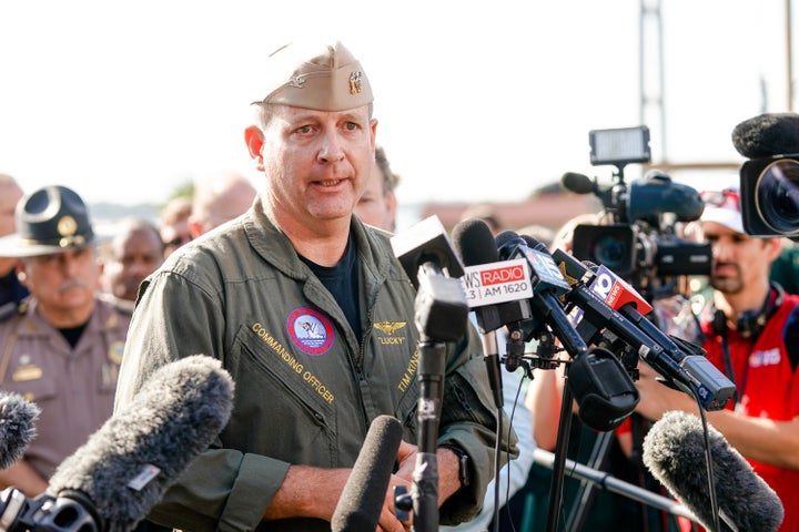 Le commandant Timothy F. Kinsella Jr prend la parole lors d'une conférence de presse à la suite d'une fusillade sur la base aérienne navale de Pensacola, le 6 décembre 2019.