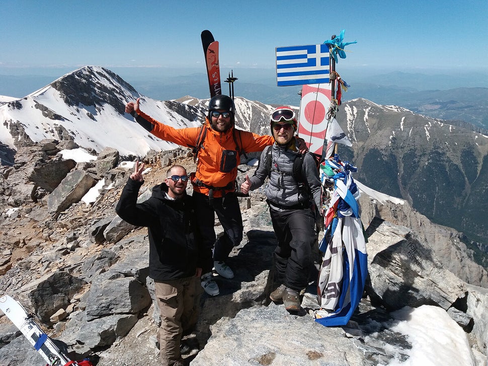 Ο Ηλίας, ο Μιχάλης Στύλλας και ο Γιώργος Θεολόγης στην κορυφή του Ολύμπου με ski και snowboard