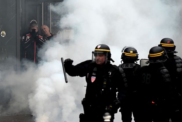 à Paris Les Gilets Jaunes Ont Défié La Police Jusquà Tard