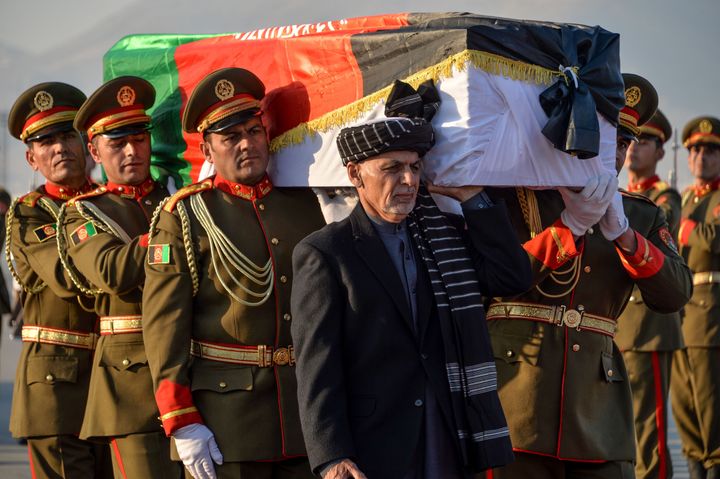 中村哲さんの棺を担ぐアフガニスタンのガニ大統領