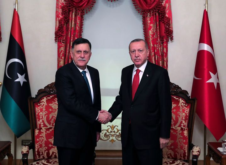 Από δεξιά: Ο πρόεδρος της Τουρκίας Ρετζέπ Ταγίπ Ερντογάν κάνει χειραψία με τον Φαγιέζ αλ Σαράι, επικεφαλής της κυβέρνησης της Λιβύης, πριν τη συνάντησή τους στην Κωνσταντινούπολη στις 27 Νοεμβρίου 2019. 