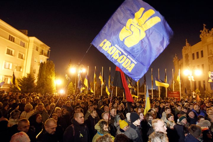 Οι διαδηλωτές συγκεντρώθηκαν στο κέντρο της ουκρανικής πρωτεύουσας γι αυτή την κινητοποίηση που ονομάστηκε «Κόκκινες Γραμμές για τον Ζελένσκι».
