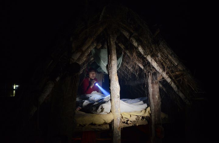 ネパールの女性がチャウパディの小屋で寝る準備をする様子 2017年2月撮影