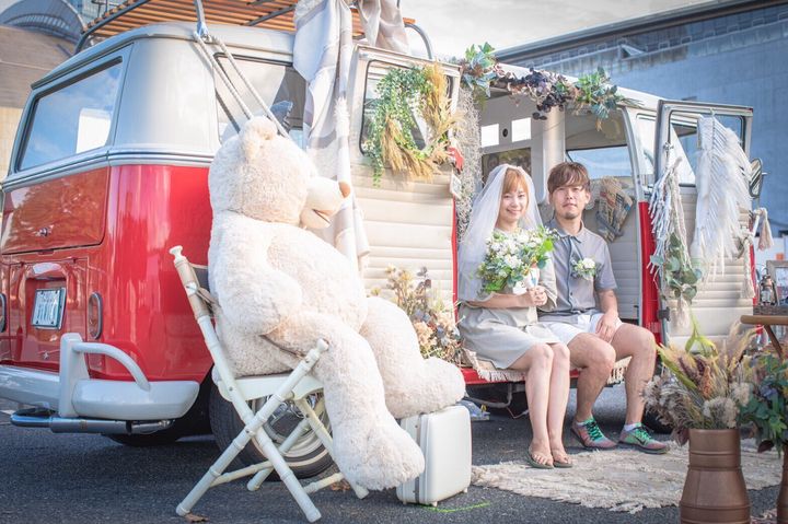 （左から）菅原恵利さん・菅原拓也さん。菅原さん夫婦は車上生活で日本中を旅する「バンライフ」を送っている。