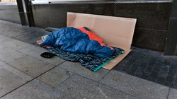 Dormir en la calle en Madrid con el alumbrado navideño y la fanfarria de la