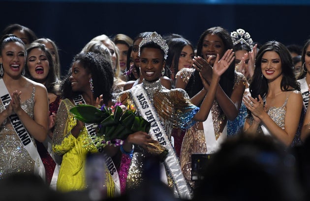 Miss Universo è Zozibini Tunzi, la prima a sfilare con capelli afro al