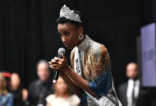 Miss Universo è Zozibini Tunzi, la prima a sfilare con capelli afro al