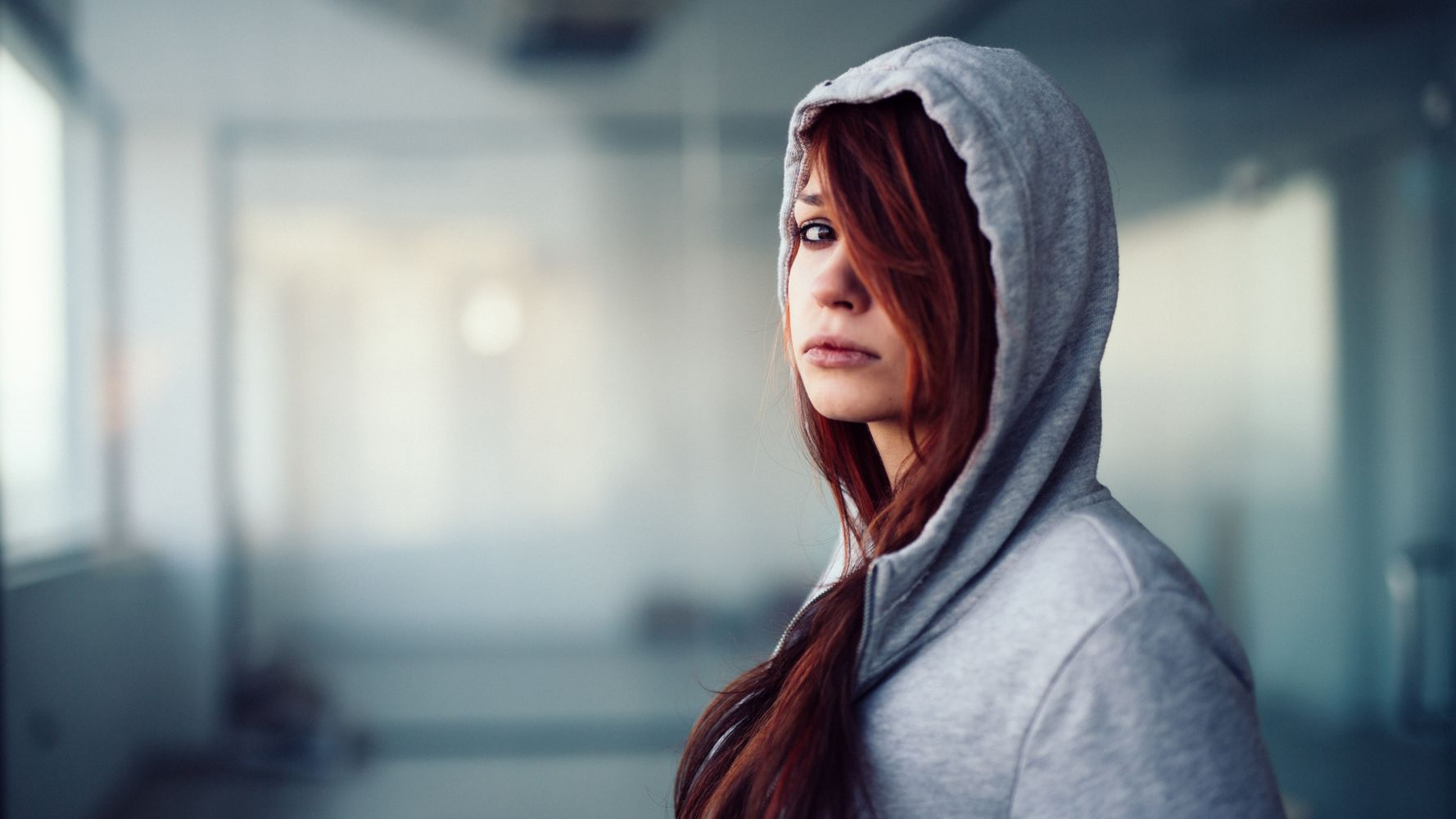 Сквозь баб. Girl in Hoodie.