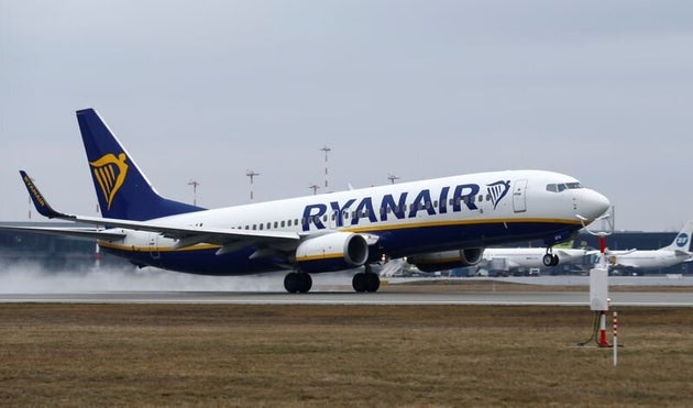 Ryanair mantendrá su base en Girona a cambio de recortar las condiciones laborales de su