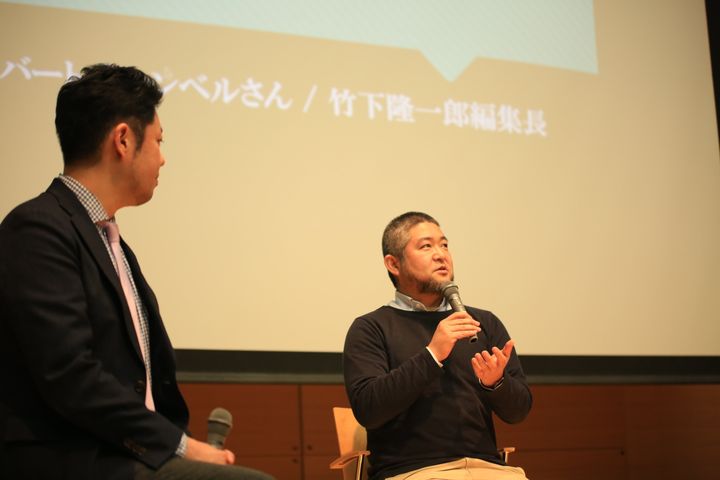 ミュージアムエデュケーターの会田大也さん（右）