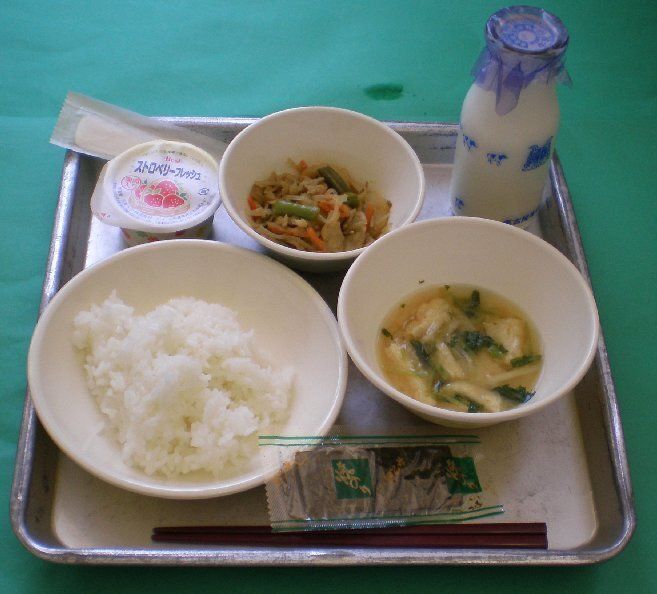 2009年の名古屋市の小学校給食。メニューはごはん、牛乳、五目きんぴら、みそ汁、焼きのり、いちごゼリー