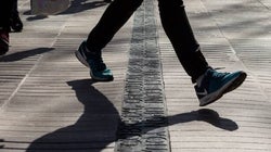 Cuatro jóvenes causan daños en el memorial a las víctimas de los atentados del 17-A en