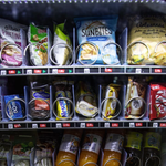 Un periodista de laSexta muestra lo que se encontró en una máquina expendedora de León: 