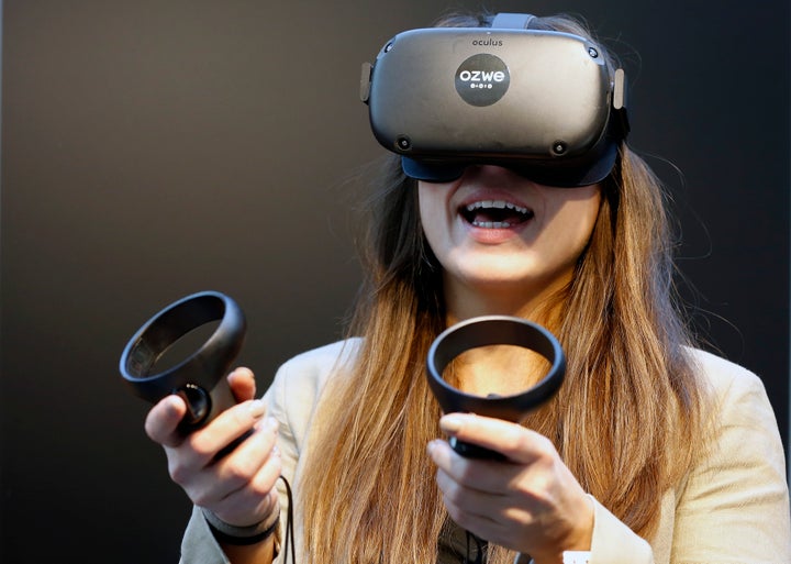 A visitor tries a virtual reality helmet Oculus Quest.