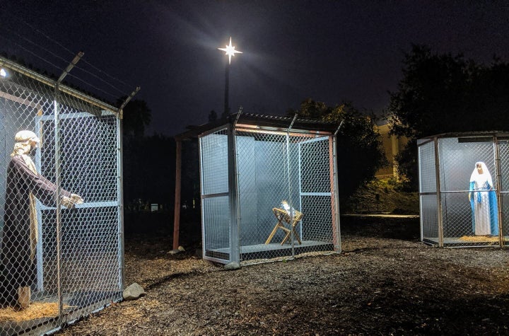 La Claremont United Methodist Church, à environ 30 milles à l'est de Los Angeles, a affiché la photo sur son site Web montrant les trois détenus dans des cages séparées surmontées de fils barbelés. L'enfant Jésus est enveloppé dans une couverture de papier d'aluminium argenté.